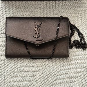 UPTOWN CHAIN WALLET IN GRAIN DE POUDRE EMBOSSED LEATHER